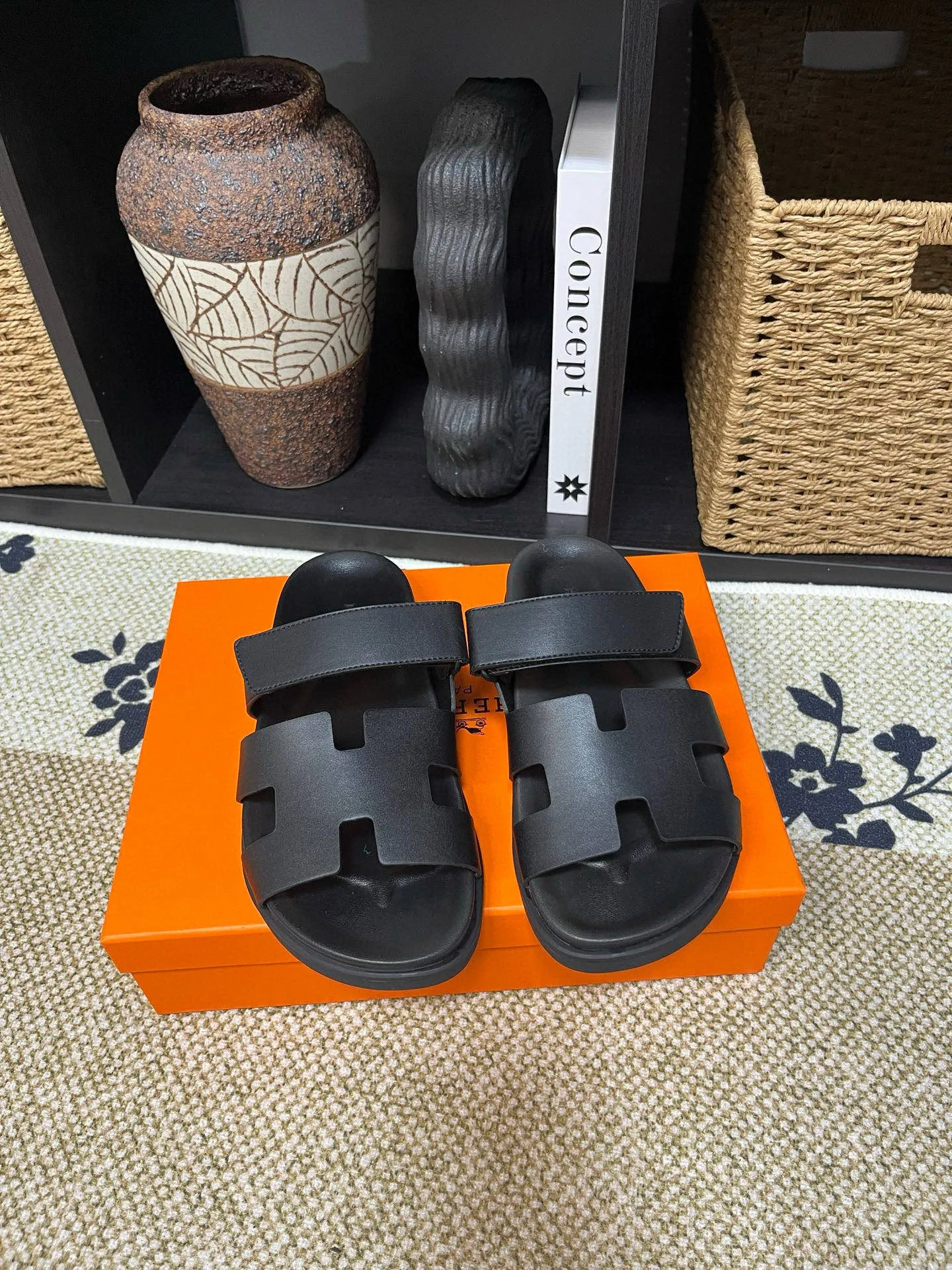 Factory price: 340💰Long-term availability Hermes men's Kazimir slippers for couples - top quality, Hermès woven calfskin functional sandals. The interwoven upper inspired by the "H" iconic pattern creates a casual look, which can be said to be a good companion for summer. Imported cowhide + cowhide lining + TU men's shoes💰Outsole Size: 35-46